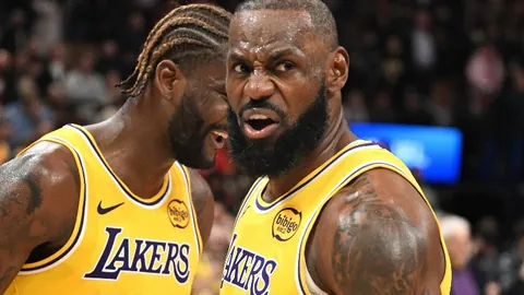 中国冰壶混双队晋级亚冬会半决赛2025-02-07